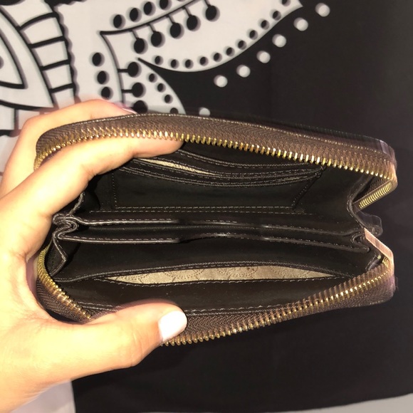 USED- Authentic Michael Kors Wallet - Picture 2 of 2